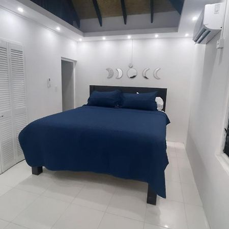 Queens Palace -Montego Bay Airport Suite Extérieur photo